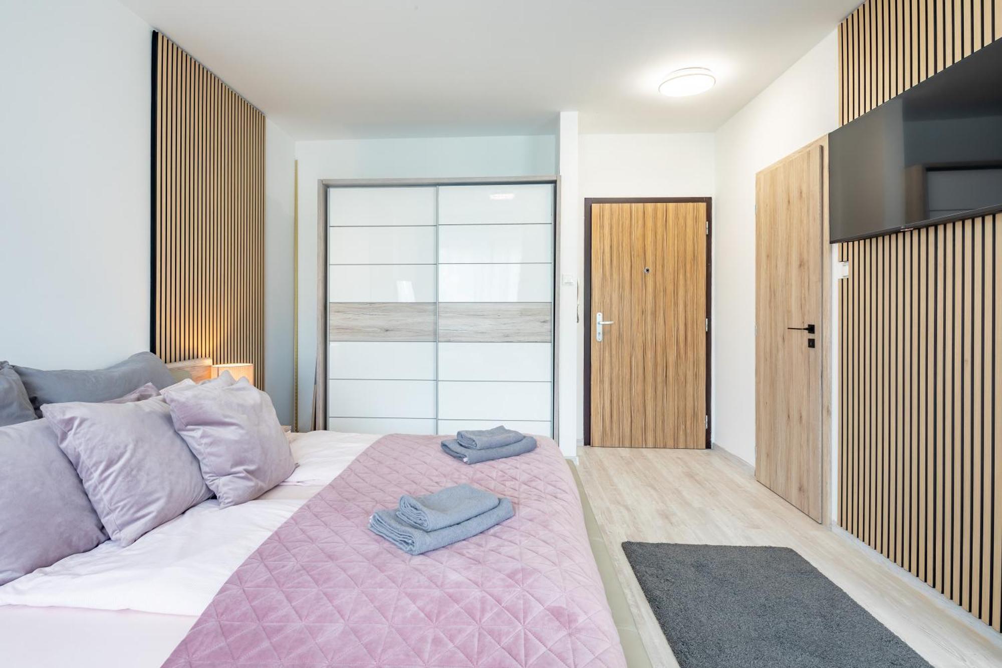Cozy At Residential Area - Free Street Parking *